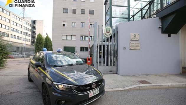 Imprenditore dà busta a funzionario, 'questo è bono'
