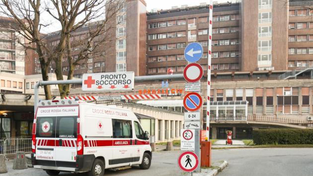 Cade dal tetto di un'auto in corsa per gioco, grave 23enne