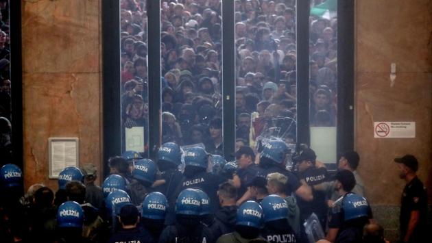 Polizia disperde i manifestanti a Milano con i lacrimogeni