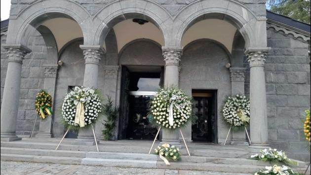 Fiori bianchi per la camera ardente di Matteo Franzoso