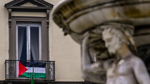 Bandiera Palestina su facciata Municipio di Napoli