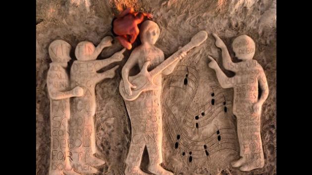 Una scultura di sabbia per Paolo, il 15enne suicida per bullismo