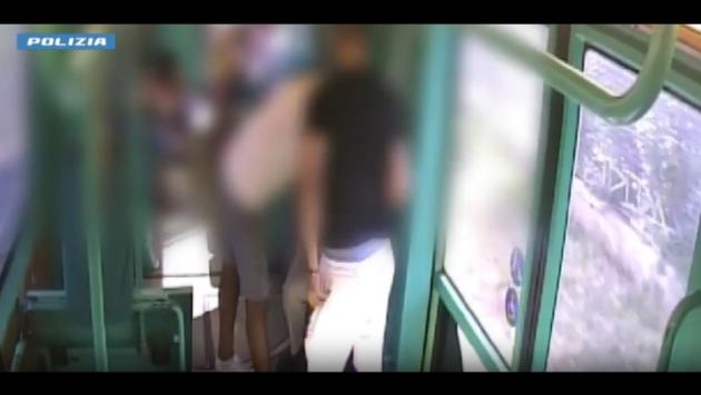 Picchiano ipovedente su tram per rapinarlo, polizia li arresta