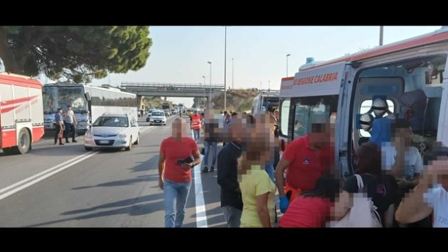Scontro tra bus con 100 studenti a bordo, alcuni feriti lievi