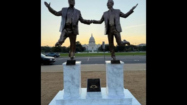 Rimossa anzitempo la statua di Trump e Epstein sul Mall