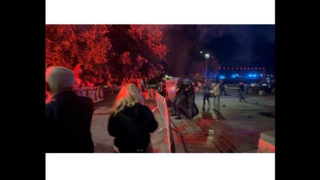 Corteo pro-Pal Roma, vernice rossa contro cordone polizia