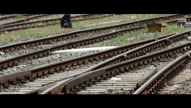 Con un ragazzo sui binari, urtata da un treno muore una 25enne