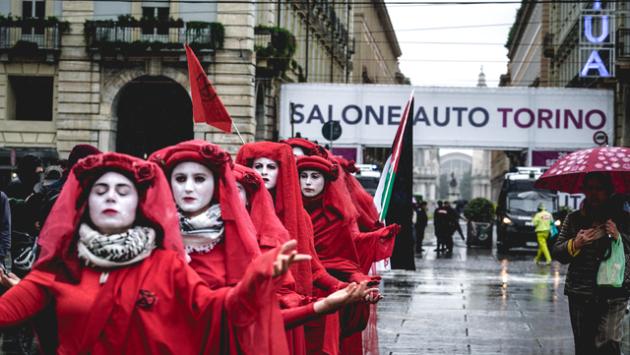 Extinction Rebellion, protesta silenziosa al Salone dell'auto