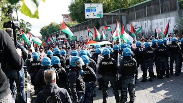 Corteo Pro Pal verso aeroporto torinese bloccato da polizia