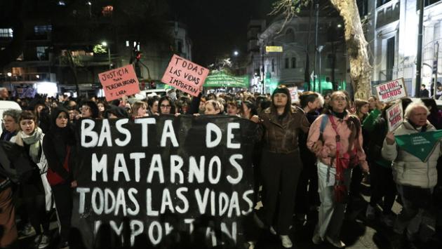 Triplo femminicidio a Buenos Aires, migliaia scendono in piazza