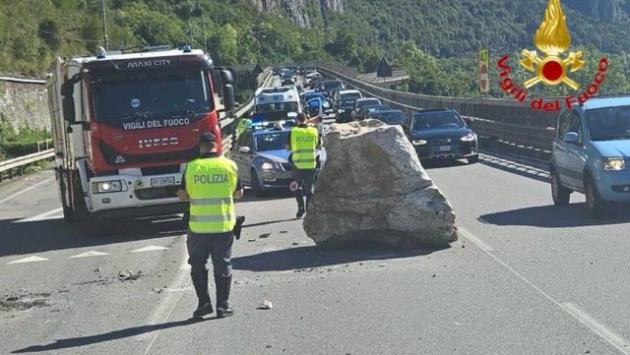 Grande masso cade su ferrovia e poi in strada, stop a treni