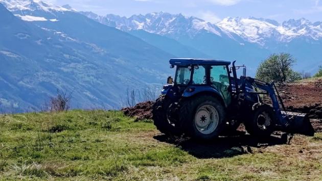Il trattore si ribalta, morto un pensionato nel Torinese