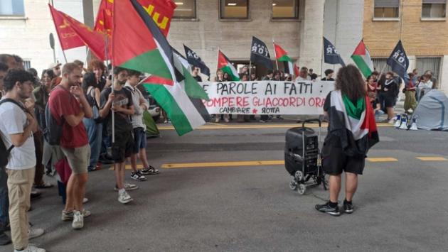 Corteo pro-Pal Sapienza,Petardi e vernice contro rettorato