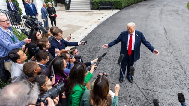 Trump firma dazi su mobili e legname, dal 10% al 25%