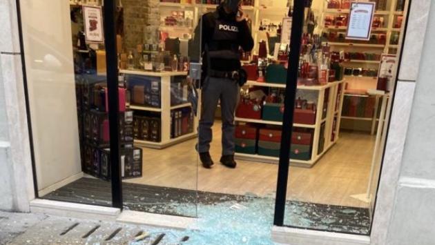 Furto con spaccata in via Cavour: vetrina in frantumi, la polizia indaga