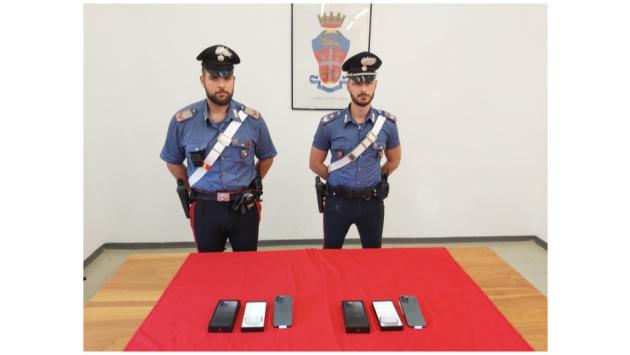 Tentano di vendere falsi cellulari: denunciati due rumeni