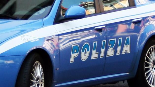 Nessun rispetto per i residenti e per la divisa: ragazzini minacciano e feriscono degli agenti