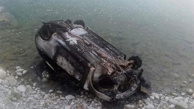 Auto bruciata nel Taro: è giallo