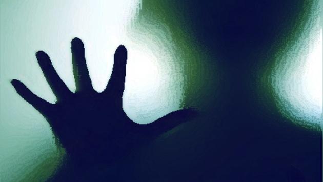 Si spaccia per medium e abusa delle sue vittime, tre arrestati