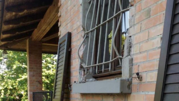 I padroni sono alla sagra di San Giovanni, e i ladri tentano il colpo