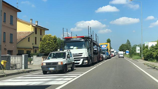 Traffico per le asfaltature in via Emilia Est