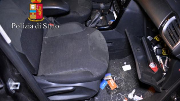 In auto con gli arnesi da scasso