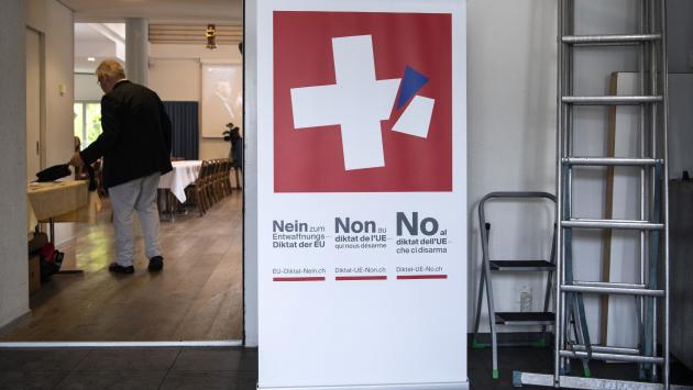 Svizzera: vince il sì a norme più severe sulle armi