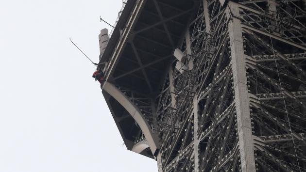 A mani nude fino al 3° piano della torre Eiffel: evacuata l'area - Video