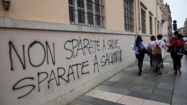 Critiche alla scritta anti-Salvini. Pizzarotti: «Chiedo scusa al ministro»
