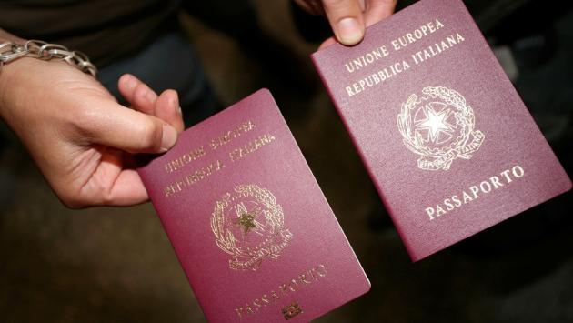 Parma, quattro mesi per avere il passaporto