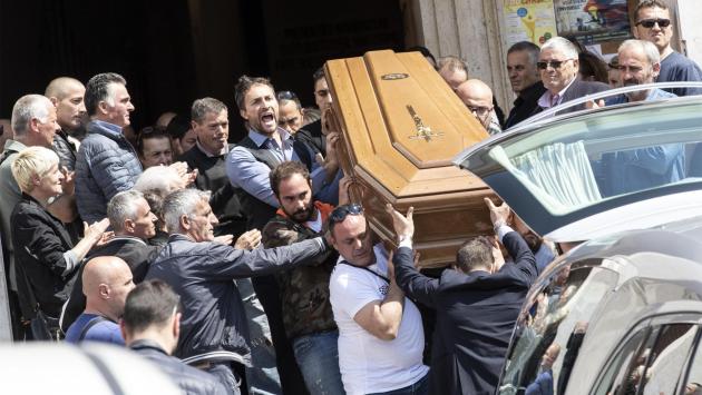 In tanti al funerale del padre violento: 'Non era un mostro'