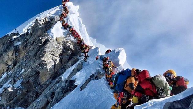 Altre due vittime sull'Everest sovraffollato, 10 morti in 12 giorni