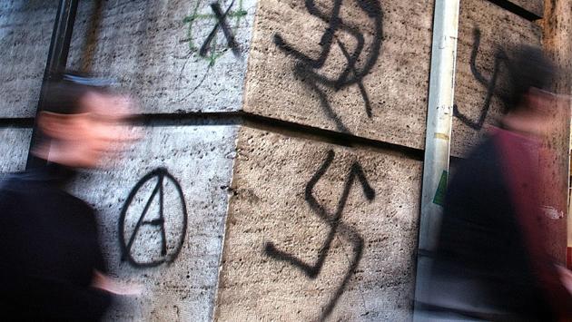 Fiumicino "invasa" da sonetti di poeti, coperte le svastiche