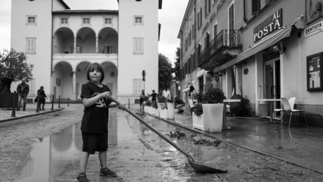 La foto-simbolo: il bambino che pulisce dal fango Langhirano