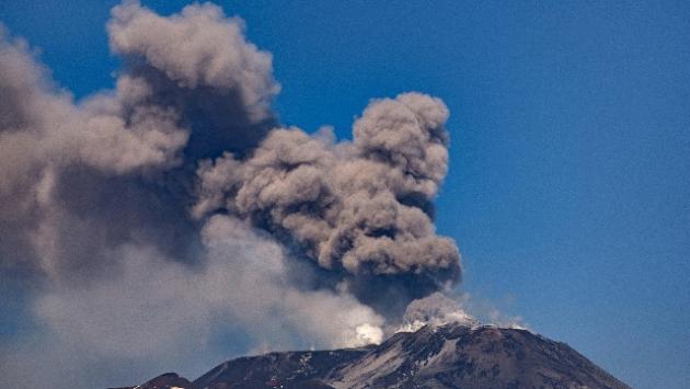 L'Etna torna in eruzione, doppia colata
