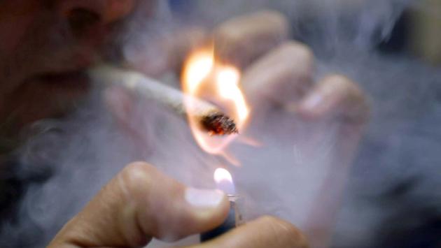 Fuma spinello a scuola, il prof chiama 113 e lui lo aggredisce