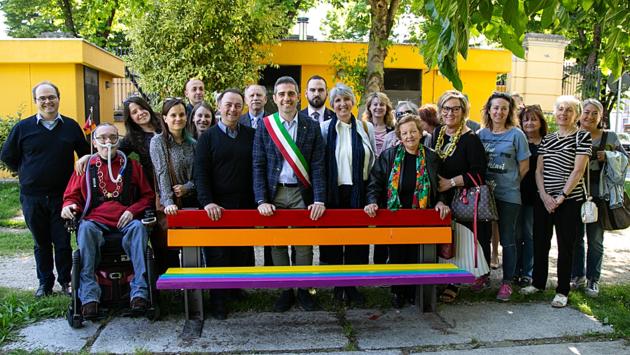 Una panchina arcobaleno contro la violenza