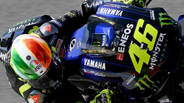 Valentino Rossi con un nuovo casco in omaggio al tricolore