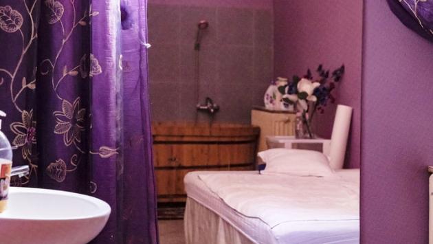 Trasforma l'appartamento in casa d'appuntamenti e mette annunci online tra Parma e Reggio: denunciata 