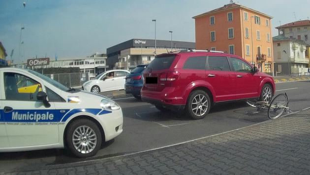 Scontro auto-bici in via San Leonardo 