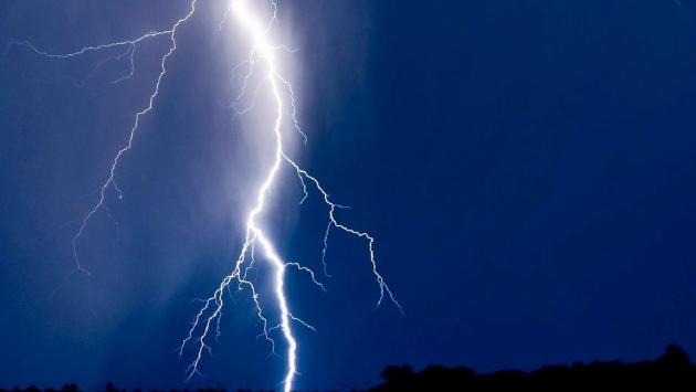 Fulmine colpisce una famiglia in spiaggia: grave un uomo a Soverato 