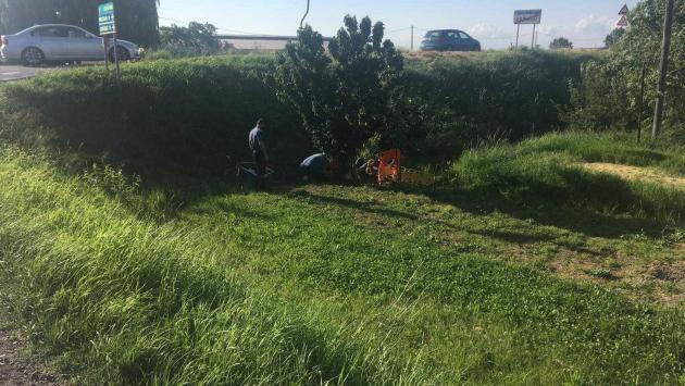 Paura per un ciclista giù dall'argine e finito contro una pianta