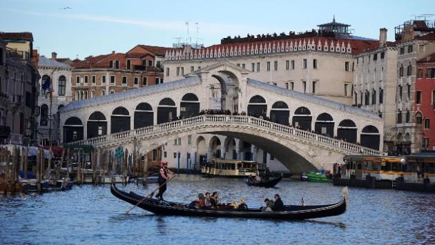 Coppia fa il bagno nel Canal Grande, denunciata