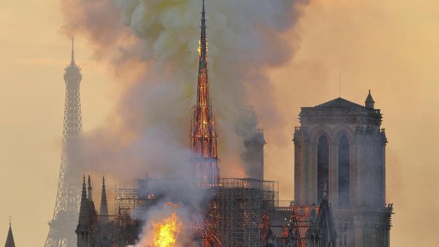 Notre-Dame, prima messa dopo l'incendio. Obbligatorio il casco da cantiere