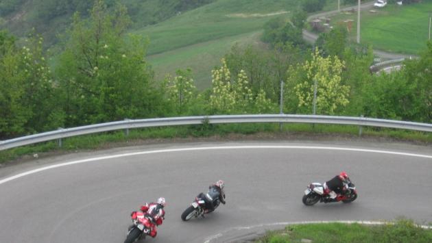 Passo della Cisa, motociclista rovina a terra: trasportato al Maggiore