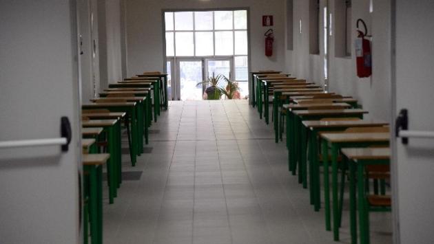 Abusi su studentesse, prof ai domiciliari