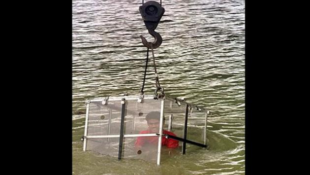 Scompare illusionista immerso nel fiume incatenato