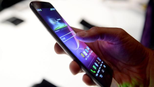 Allarme ortopedici, +700% i casi di cifosi da smartphone tra i bimbi