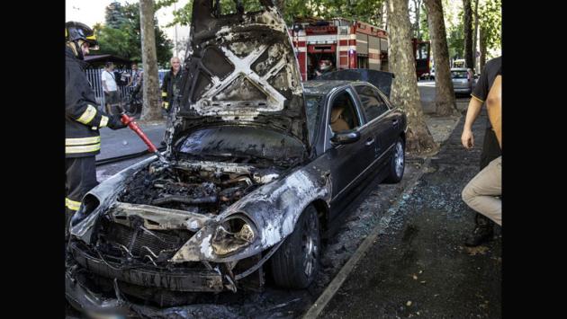 Auto distrutta dalle fiamme: giallo in via Milano