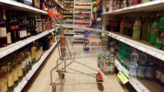 Entra al supermercato, riempie lo zaino di merce ed esce senza pagare. Nei guai 34enne italiano
